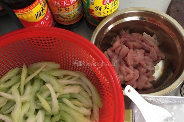 西芹炒瘦肉的做法图解1