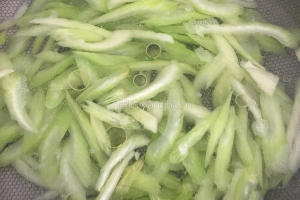西芹炒瘦肉的做法图解2