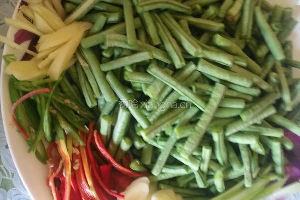 肉丝炒豇豆角的做法图解1