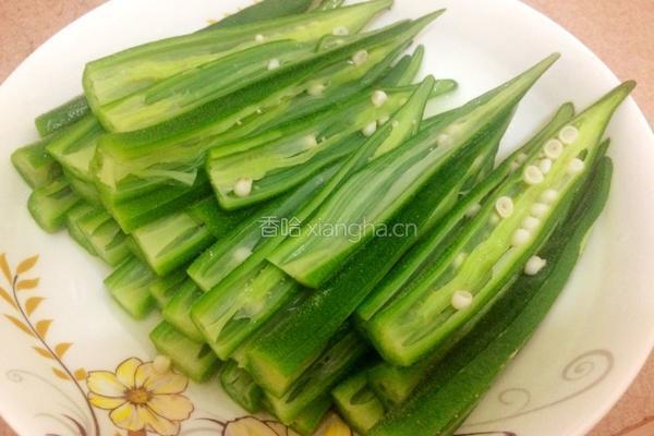 蒜蓉辣椒淋秋葵的做法图解3