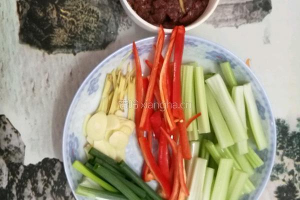 西芹炒牛肉的做法图解1