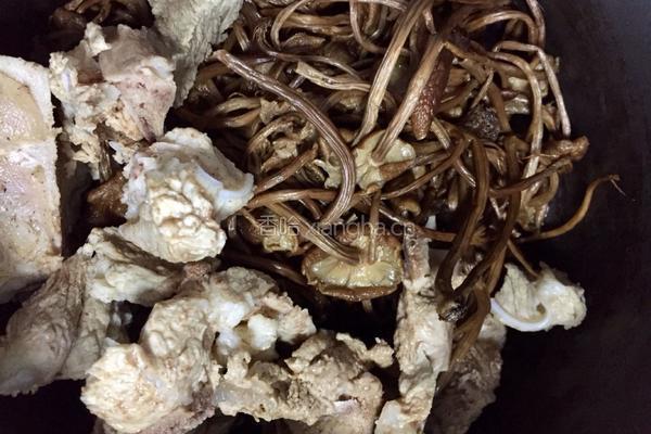茶树菇骨头汤的做法图解3
