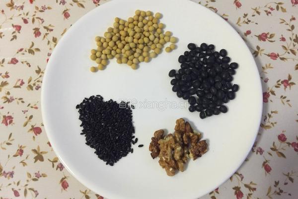 黑米核桃黑豆豆浆的做法图解1