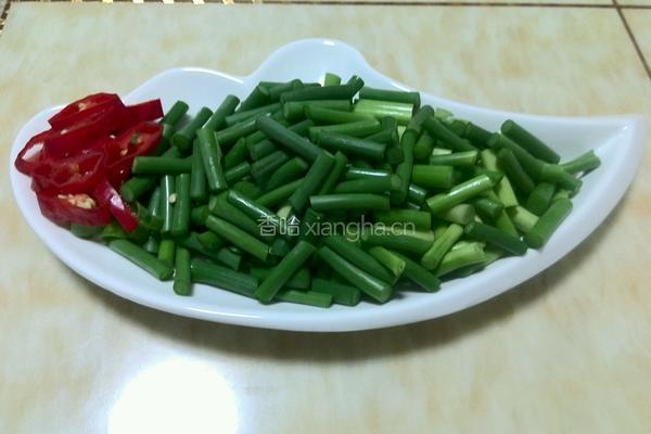 牛肉炒蒜薹的做法图解2
