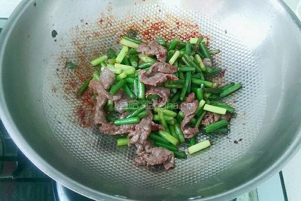牛肉炒蒜薹的做法图解4