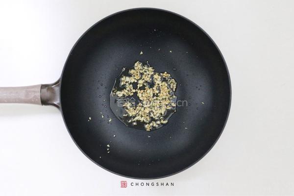 避风塘炒中虾的做法图解1