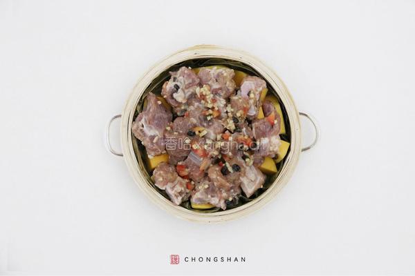 荷香南瓜蒸排骨的做法图解2