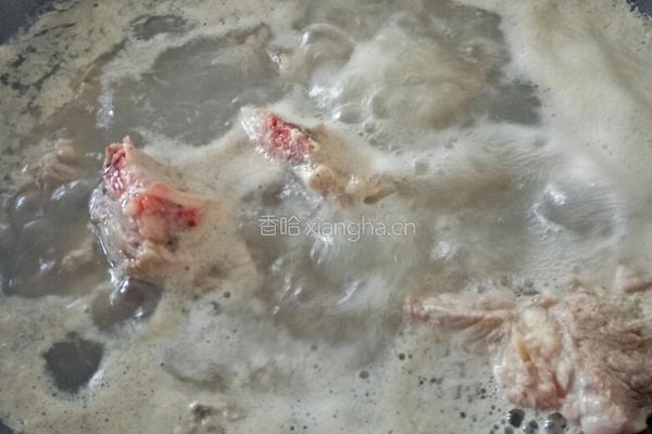 土豆炖排骨的做法图解1