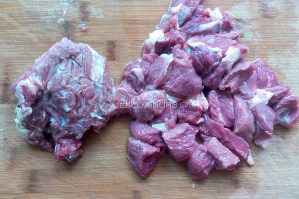 红萝卜炖牛肉的做法图解1