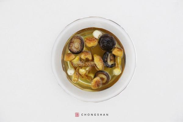 姬松茸花菇炖老鸡的做法图解1