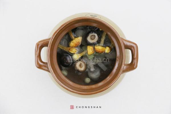 姬松茸花菇炖老鸡的做法图解4