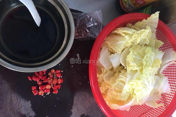 醋溜白菜的做法图解1