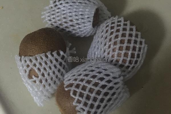猕猴桃果汁的做法图解1