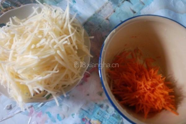 土豆炒胡萝卜丝的做法图解1