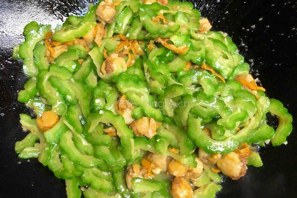小扇贝肉炒苦瓜的做法图解6