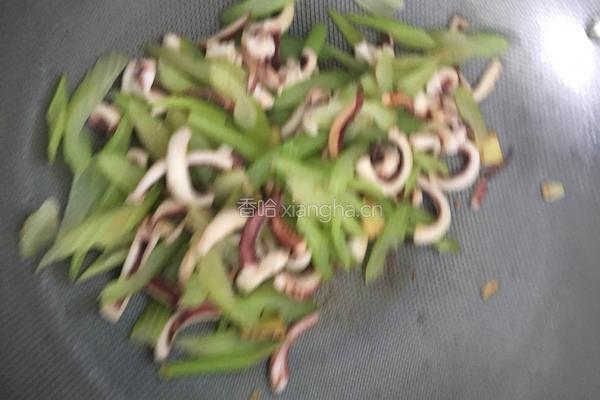 西芹炒墨鱼的做法图解4