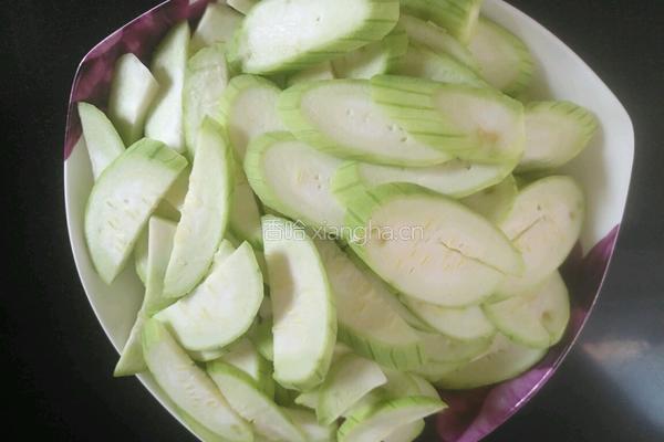 肉炒丝瓜的做法图解1