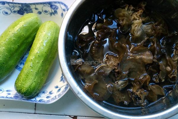 凉拌黄瓜木耳的做法图解2
