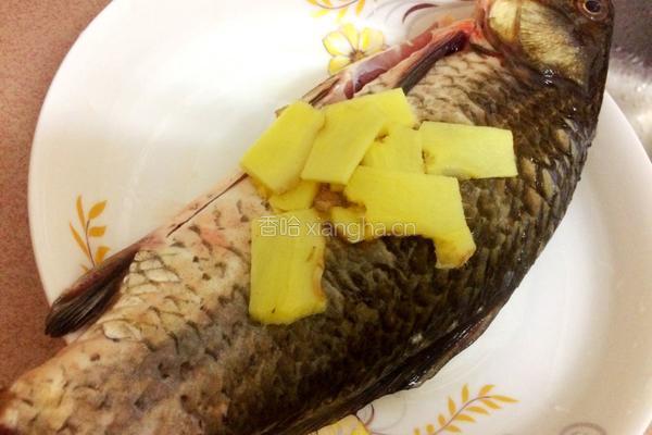 红烧豆腐番茄鲫鱼的做法图解1
