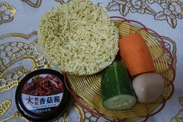 香菇酱拌面的做法图解1