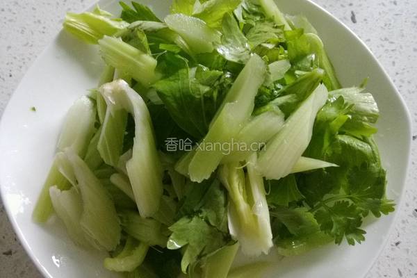 芹菜拌腐竹的做法图解1