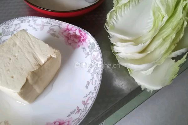白菜炖豆腐的做法图解1