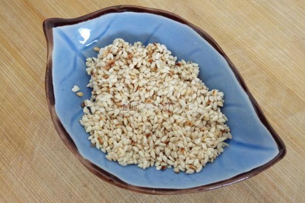 奶香芝麻手撕饼的做法图解2