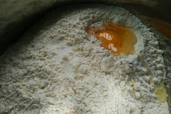 虾皮鸡蛋包菜饺子的做法图解1