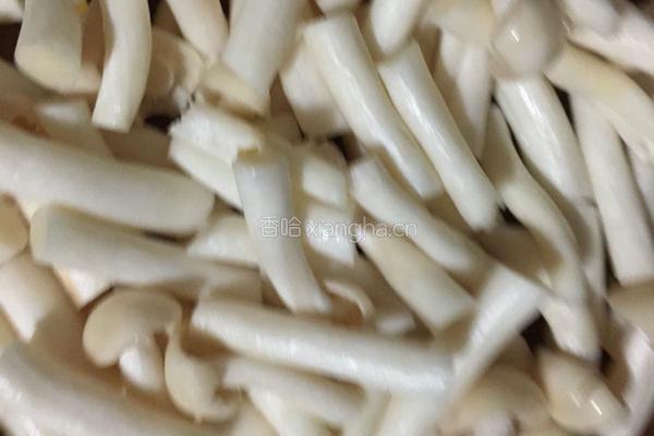 海鲜菇炒五花肉的做法图解1