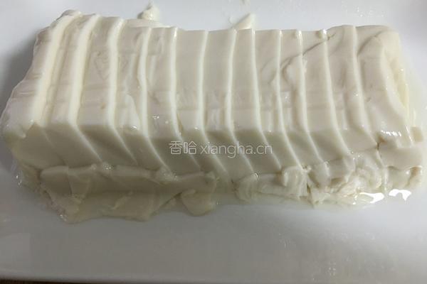 皮蛋拌豆腐的做法图解2