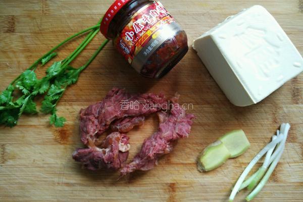 牛肉酱炖豆腐的做法图解1