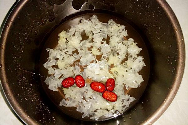 红枣雪梨银耳羹的做法图解3