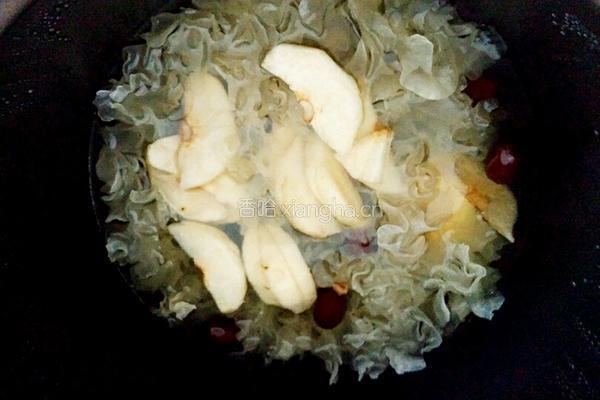 红枣雪梨银耳羹的做法图解5