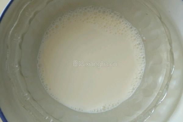草莓味棉花糖冰激凌的做法图解2