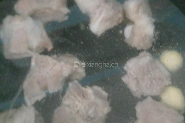 胡萝卜山药排骨汤的做法图解4