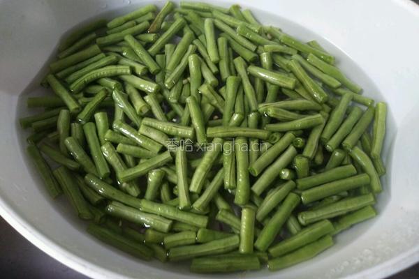 鸡肉焖豆角的做法图解1