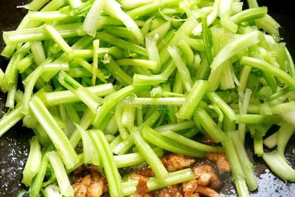 香芹炒肉的做法图解3