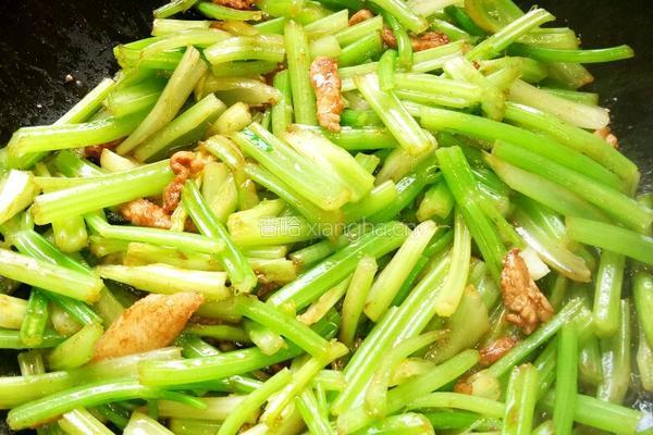 香芹炒肉的做法图解4