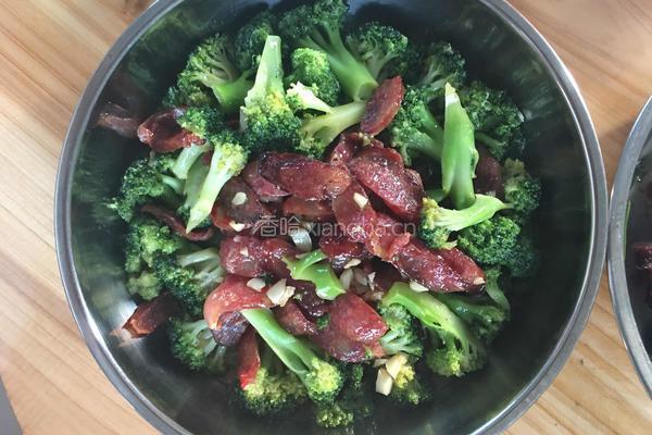 西兰花炒腊肠的做法图解7