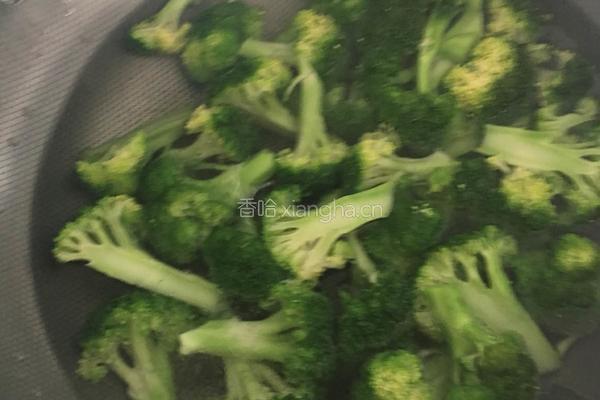 西兰花炒腊肠的做法图解2