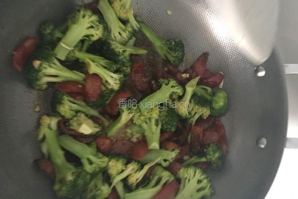 西兰花炒腊肠的做法图解6