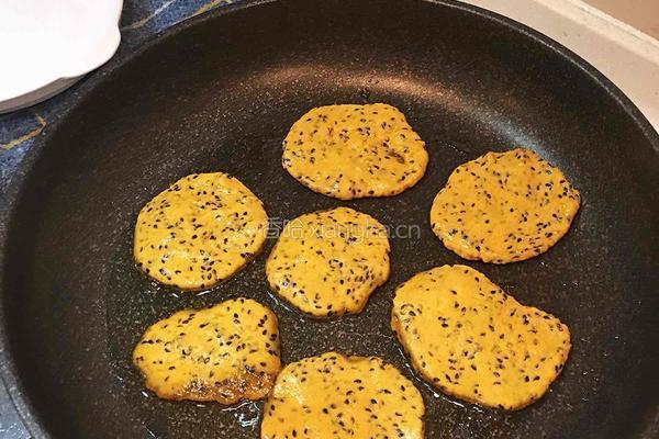 南瓜黑芝麻煎饼的做法图解8
