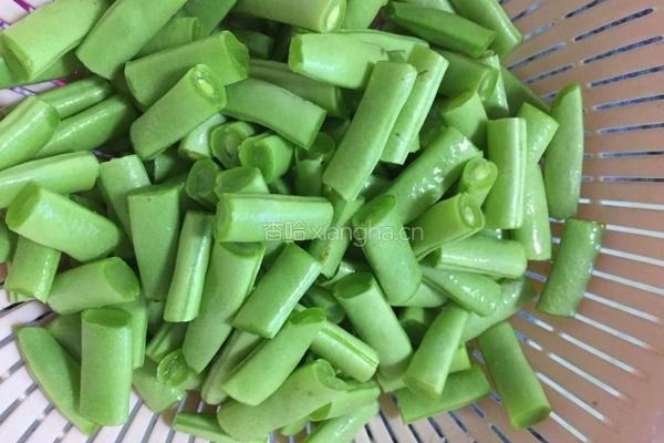 榄菜肉末四季豆的做法图解2
