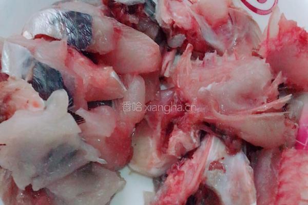 酸菜炒马鲛鱼的做法图解1