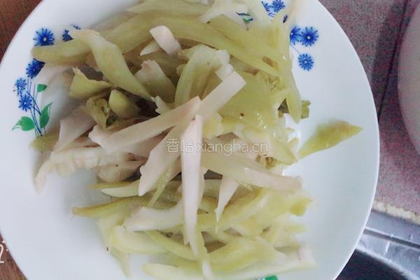 酸菜炒马鲛鱼的做法图解2