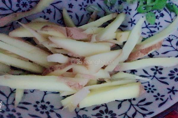 酸菜炒马鲛鱼的做法图解3
