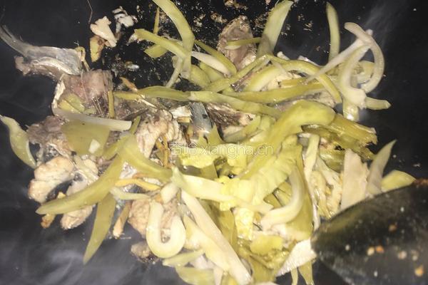 酸菜炒马鲛鱼的做法图解4