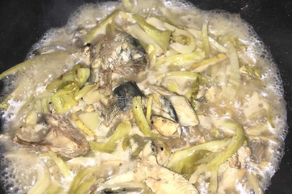 酸菜炒马鲛鱼的做法图解5