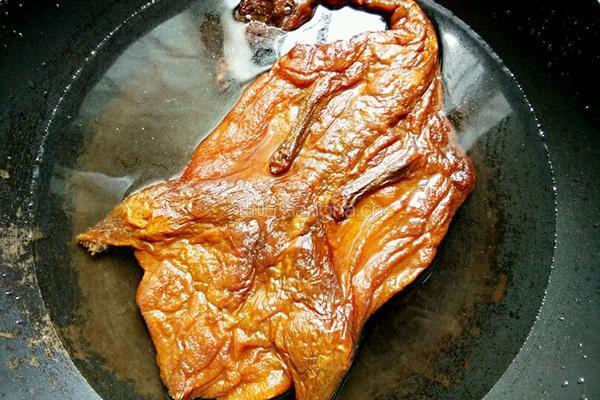 青椒炒腊鸭的做法图解1