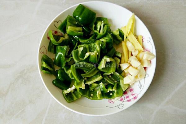 青椒炒腊鸭的做法图解2
